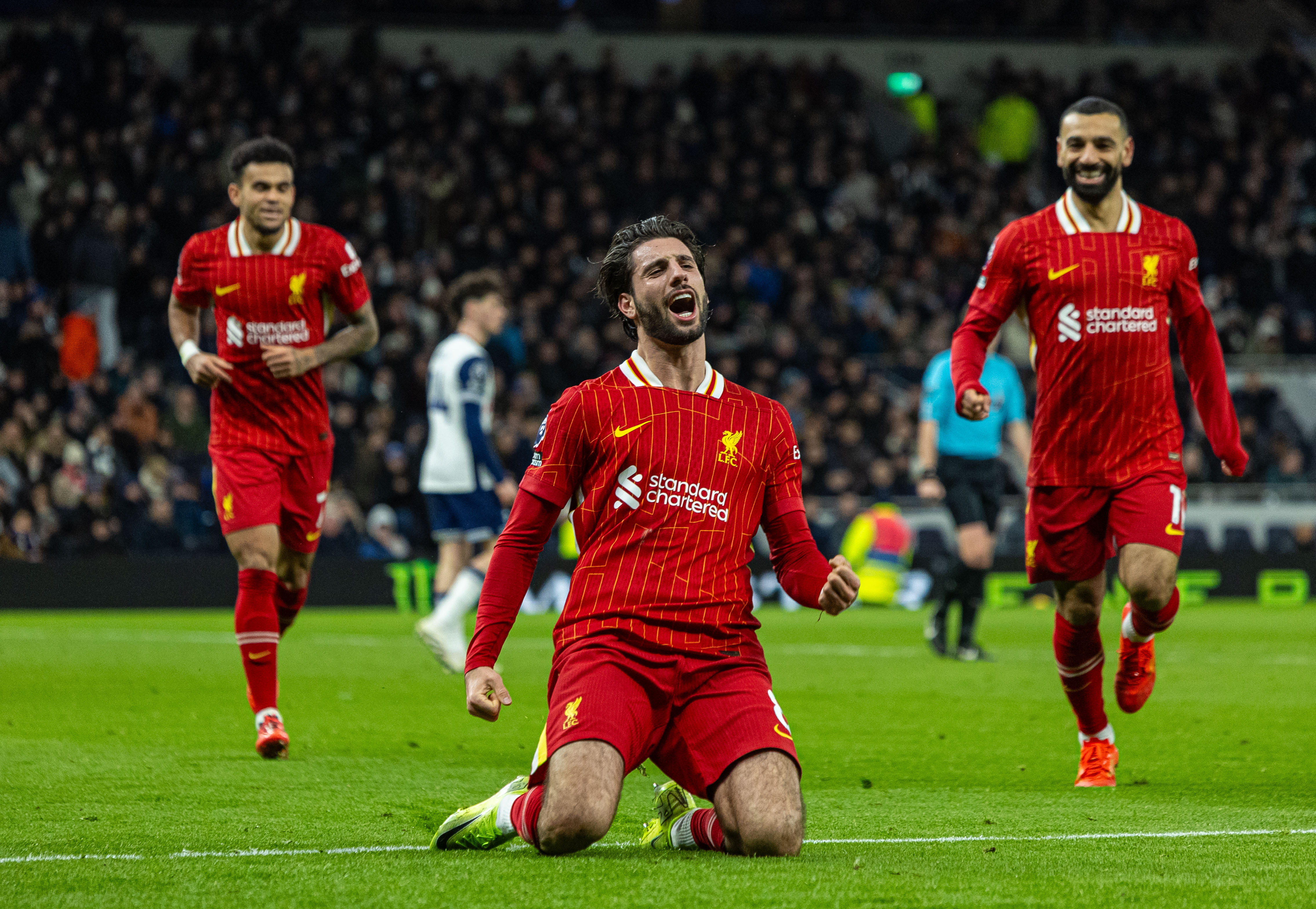 雷火电竞入驻-斯旺西队在比赛中展现出强大实力，获得胜利