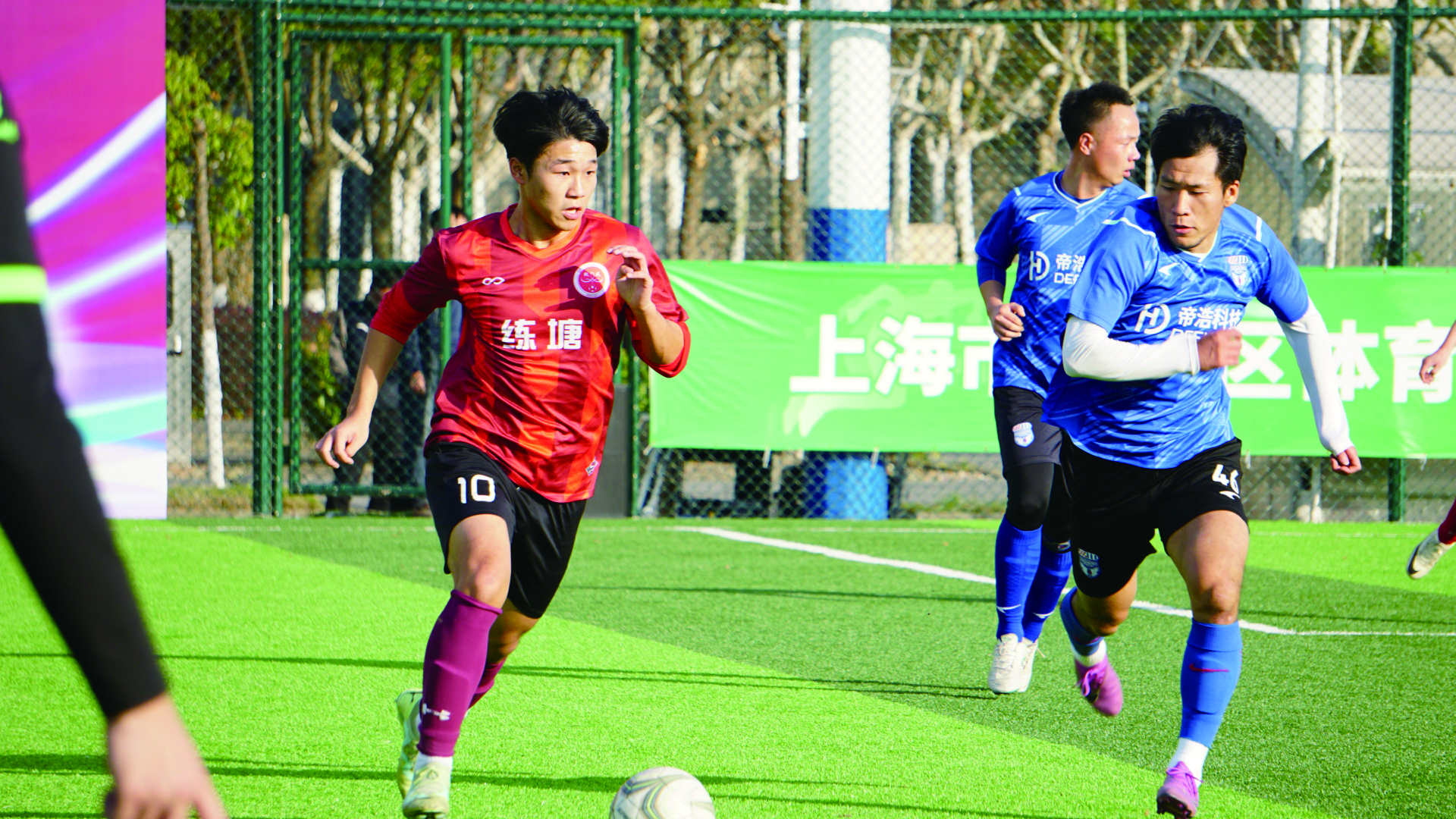 关于看球赛激烈对决，球员奋勇拼搏赛场燃爆的信息