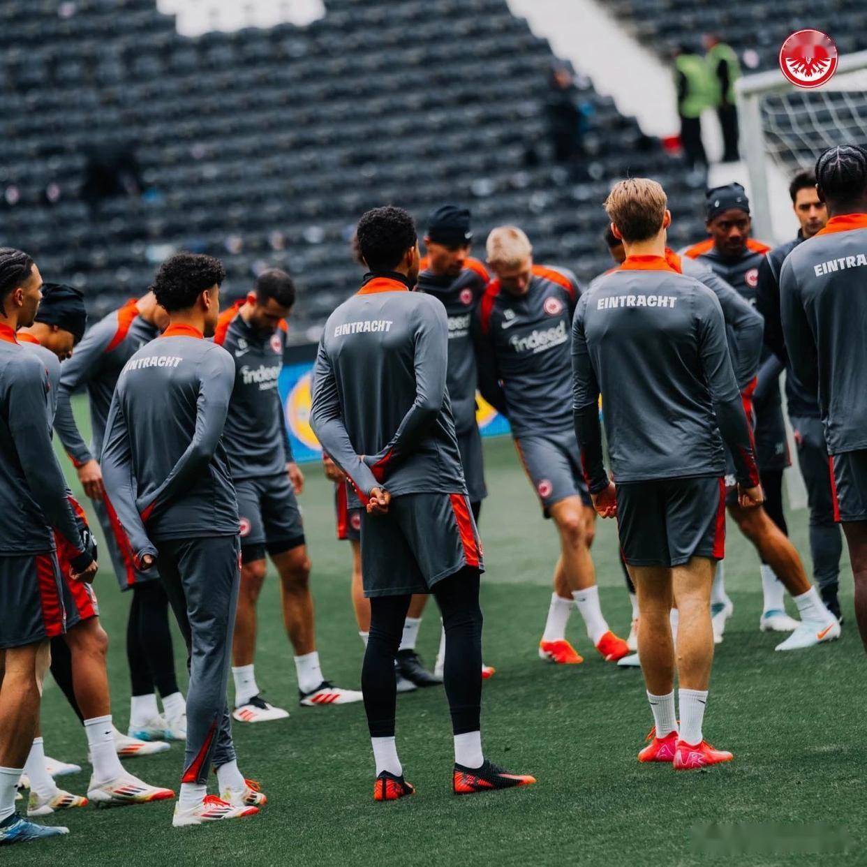 阿贾克斯队宣布接受所有对联赛的挑战