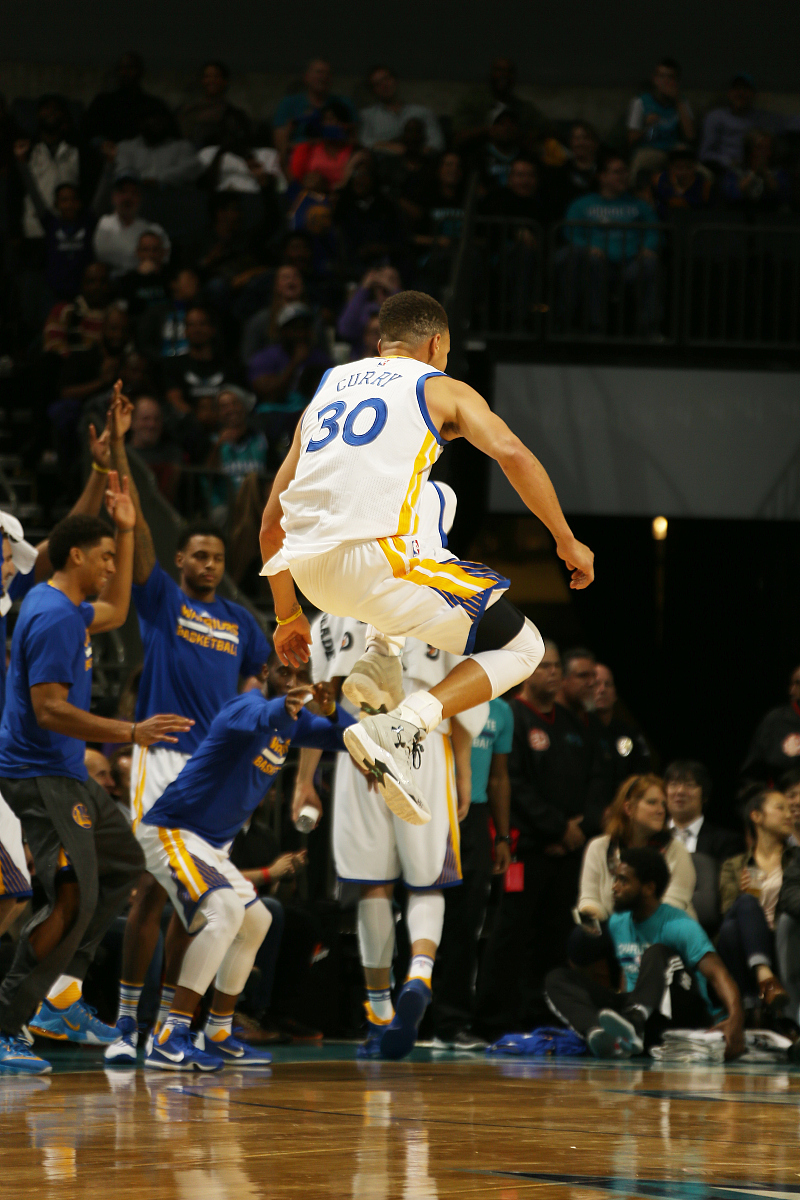 超级巨星客场砍下+，力挺球队取胜