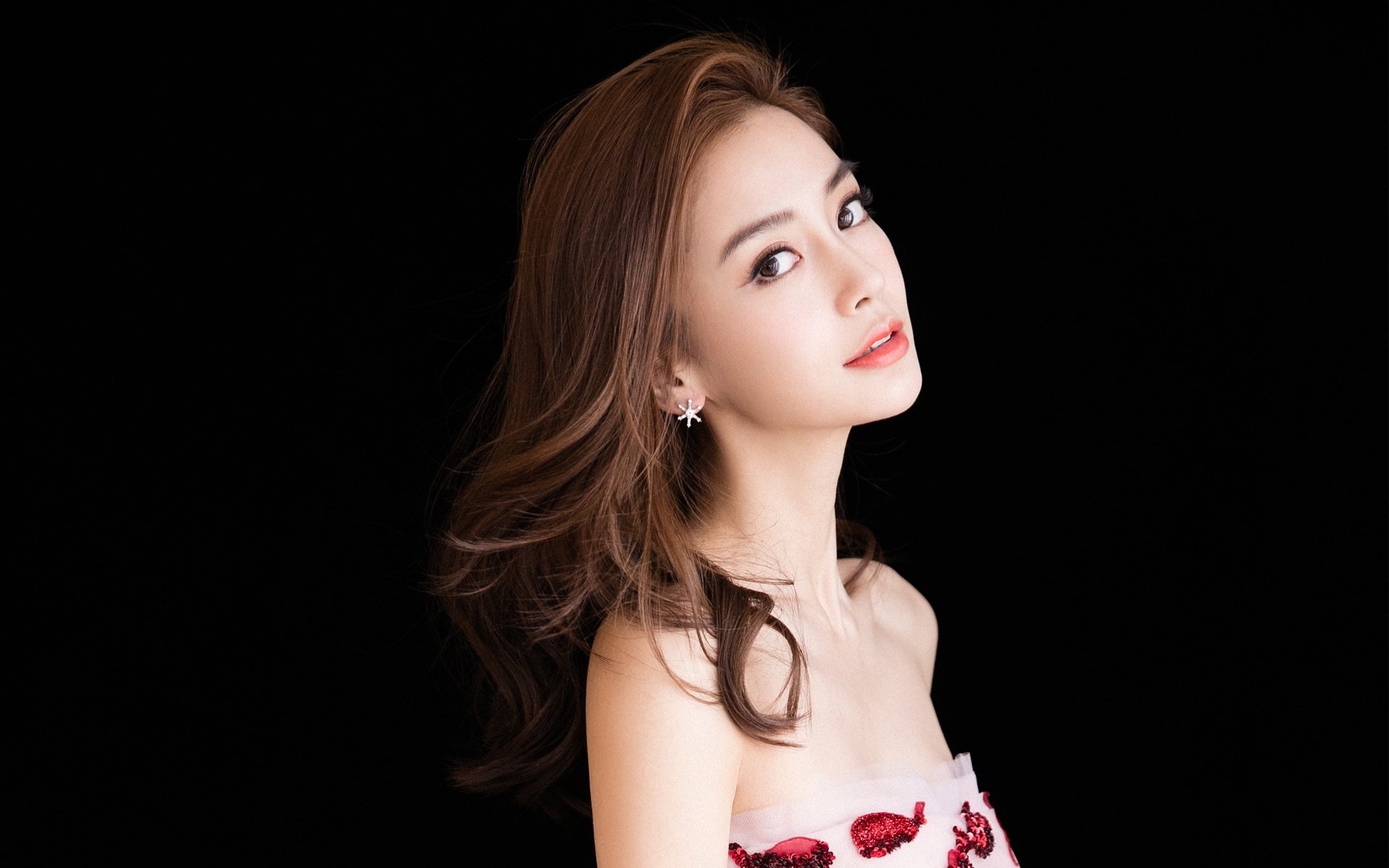 雷火电竞亚洲先驱-冰火两重天！鹈鹕单节制胜，米切尔刀锋出鞘斩落掘金