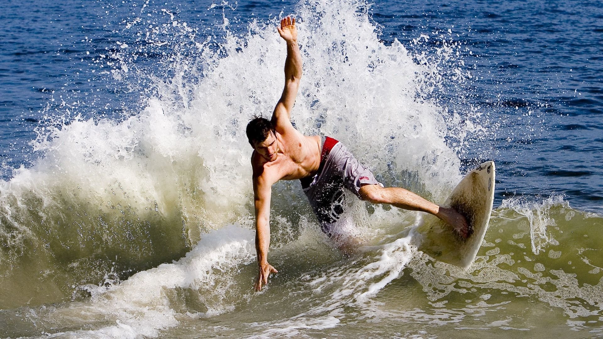 雷火电竞网站-双线闪耀，奥亚尔萨瓦尔的个人英雄主义与比利时队的精密机器